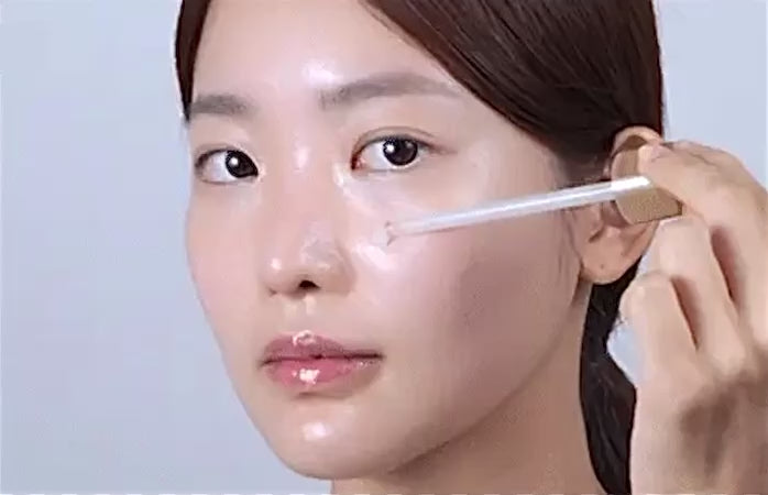 Charger la vidéo : <p>L'exfoliant <strong>Dr. Melaxin Peel Shot au Riz Blanc et Noir</strong>, c'est la facilité incarnée ! Pas besoin d'être expert en skincare pour profiter de ses bienfaits.</p><p>Quelques gouttes sur peau propre, un massage délicat du bout des doigts, et le tour est joué. Sa texture fluide et légère pénètre instantanément sans laisser de film collant. Pas de rinçage, pas de temps de pose compliqué – vous continuez simplement votre routine habituelle.</p><p>L'éclat sans effort ! </p>