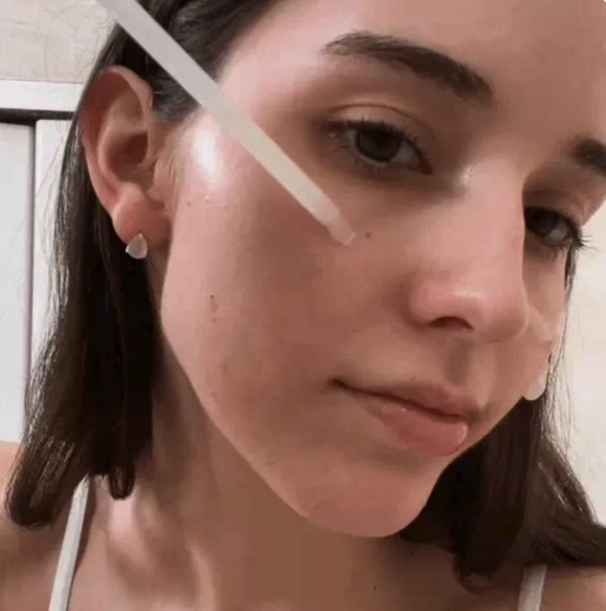 Charger la vidéo : <p>Découvrez la puissance complémentaire des deux sérums Dr. Melaxin. Le <strong>Riz Blanc</strong> agit comme un booster d'hydratation et de luminosité, apaisant la peau tout en révélant un éclat naturel immédiat. Parfait pour les peaux fatiguées en quête de douceur.</p><p>Le <strong>Riz Noir</strong>, quant à lui, est votre allié exfoliation avec sa formule AHA+BHA+PHA qui affine le grain de peau, resserre les pores et régule l'excès de sébum. Il élimine les imperfections pour une peau visiblement plus lisse et nette.</p><p>L'astuce ? Alternez les deux ! Le Riz Noir purifie et renouvelle, tandis que le Riz Blanc hydrate et illumine. Ensemble, ils créent la routine parfaite pour une peau équilibrée, éclatante et en pleine santé.</p>